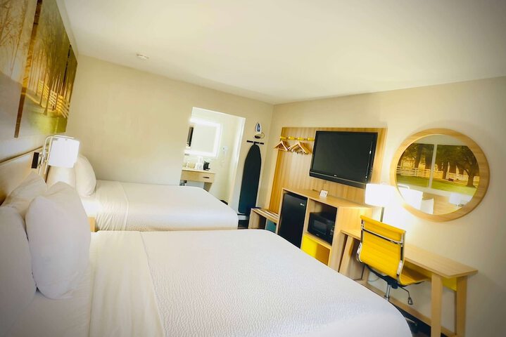 2 Queen Beds (2 of 17)