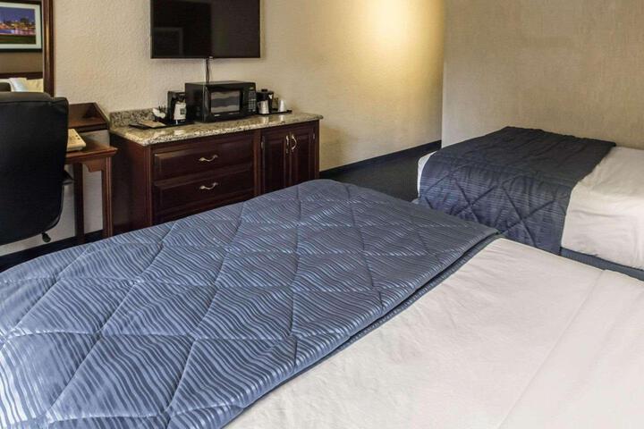 2 Queen Beds (1 of 7)