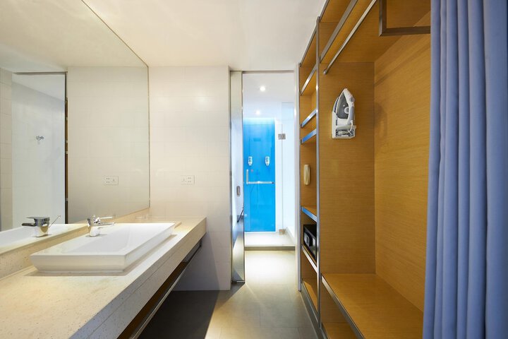 Room 13 of 27