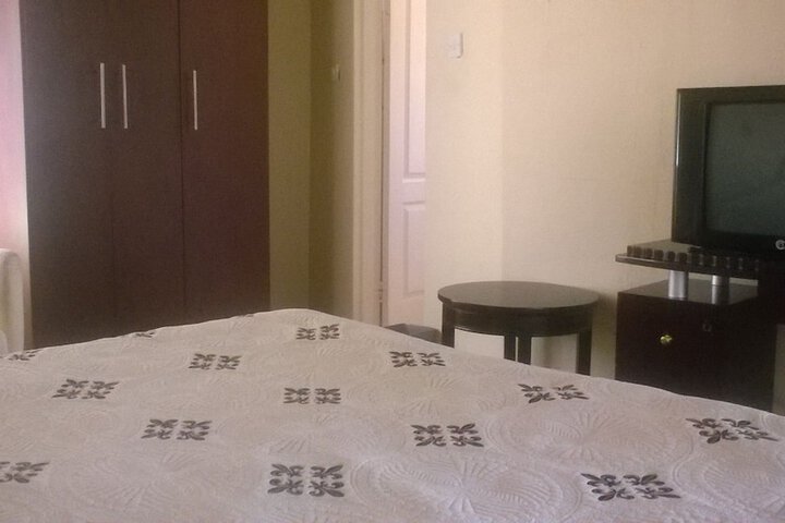 Room 3 of 83