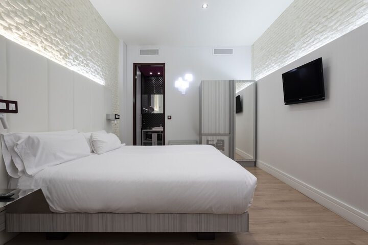 Room 8 of 99
