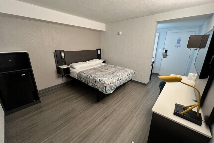 1 Queen Bed (2 of 19)