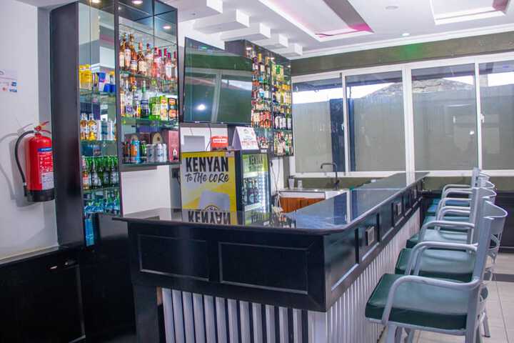Lounge 74 of 98