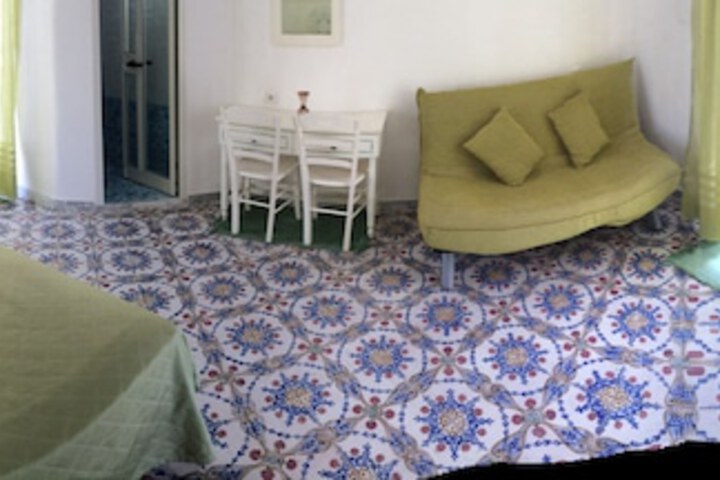 Room 18 of 107