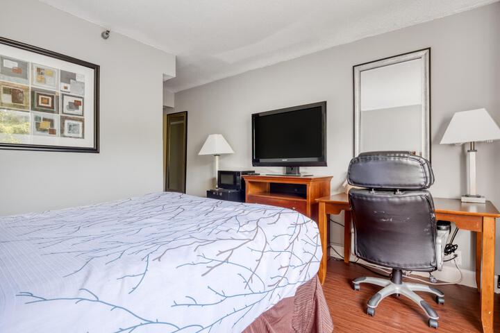 1 King Bed (1 of 15)