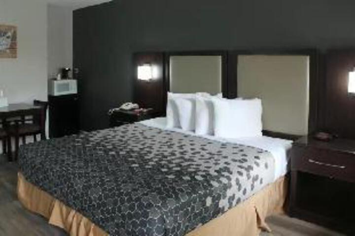 1 Queen Bed (2 of 2)