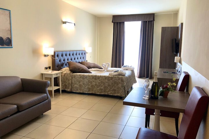 Room 4 of 90