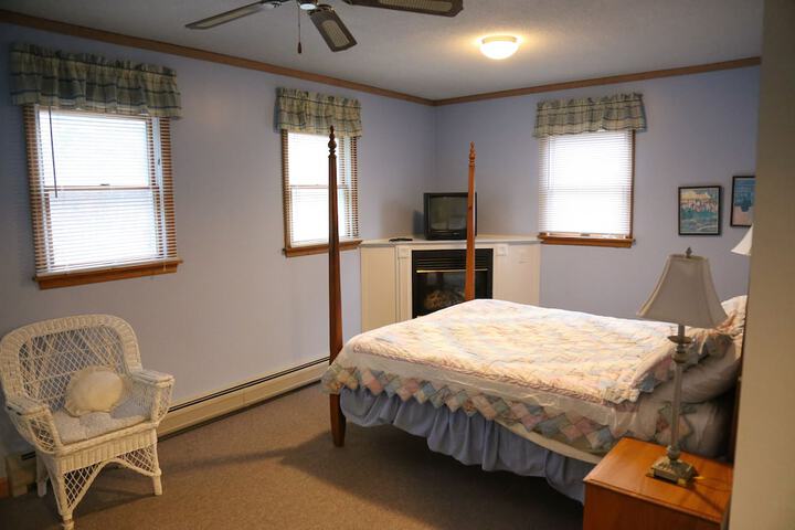 Room 4 of 165