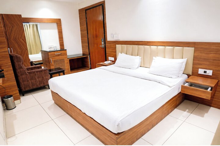 Room 2 of 8