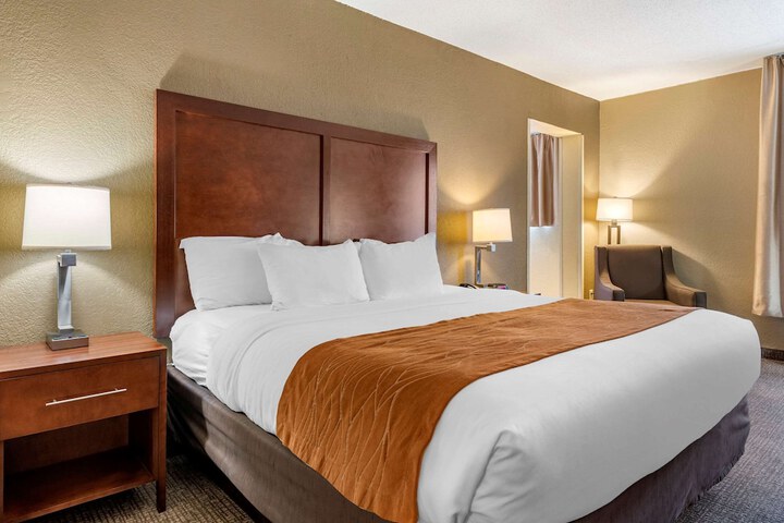 1 King Bed (15 of 18)