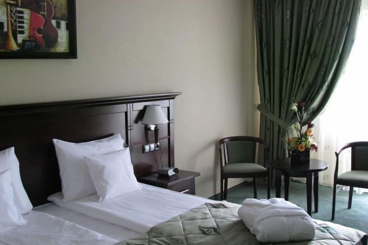 Room 13 of 33