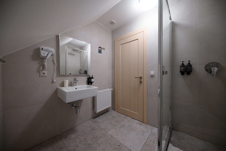 Room 73 of 135
