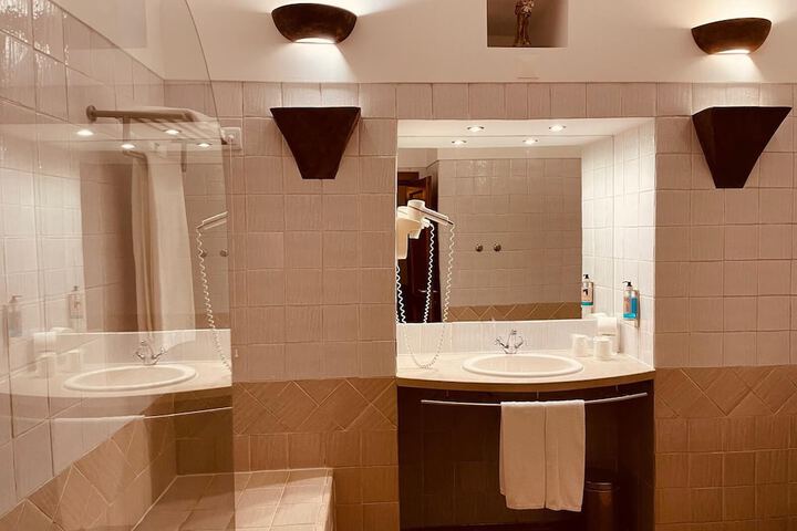 Room 32 of 50