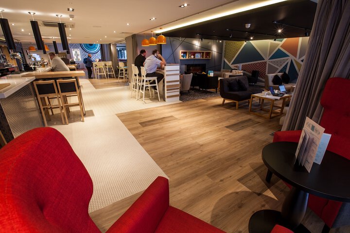 Lounge 94 of 130