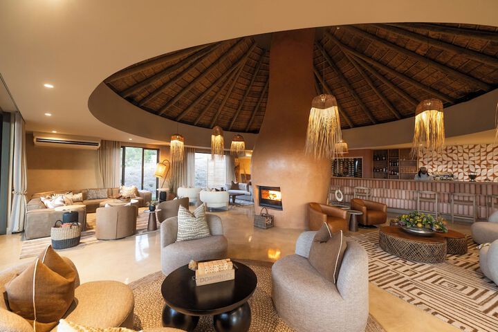 Lounge 102 of 114