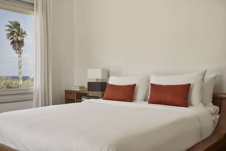 Room 3 of 95