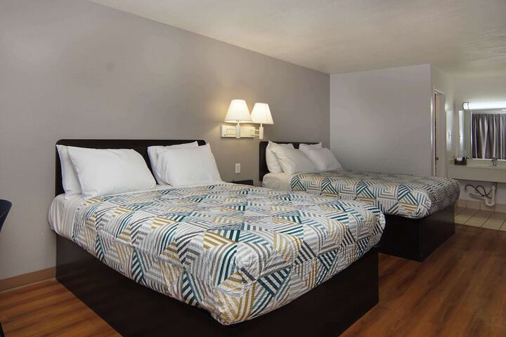 2 Queen Beds (1 of 5)