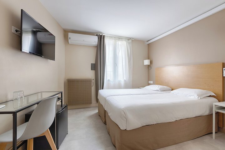 Room 7 of 16
