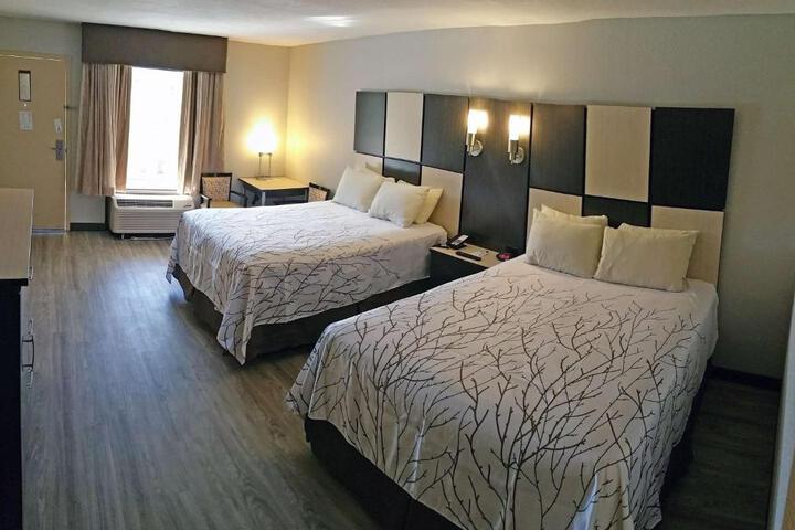 2 Queen Beds Microwave and Refrigerator WiFi Full Breakfast (2 of 3)