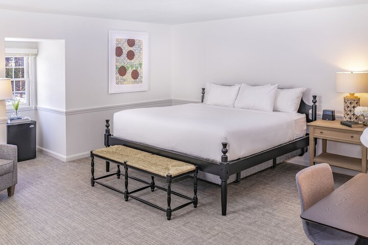 Deluxe King Bed (1 of 6)