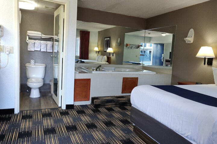 Romantic Room 1 Queen Bed Hot Tub (2 of 5)