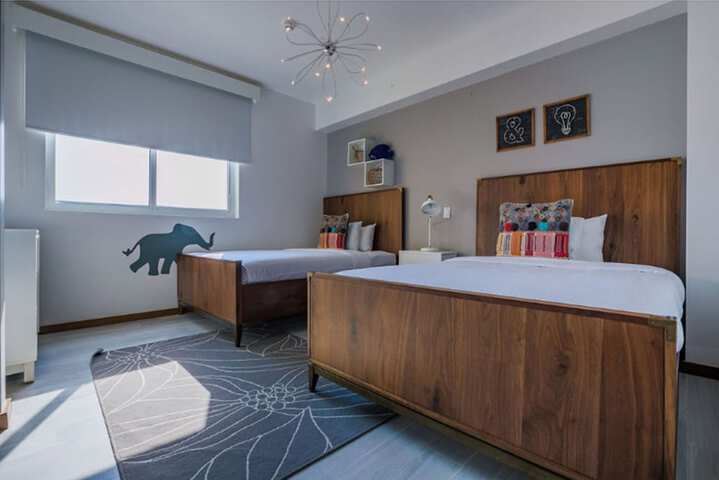 Room 27 of 400