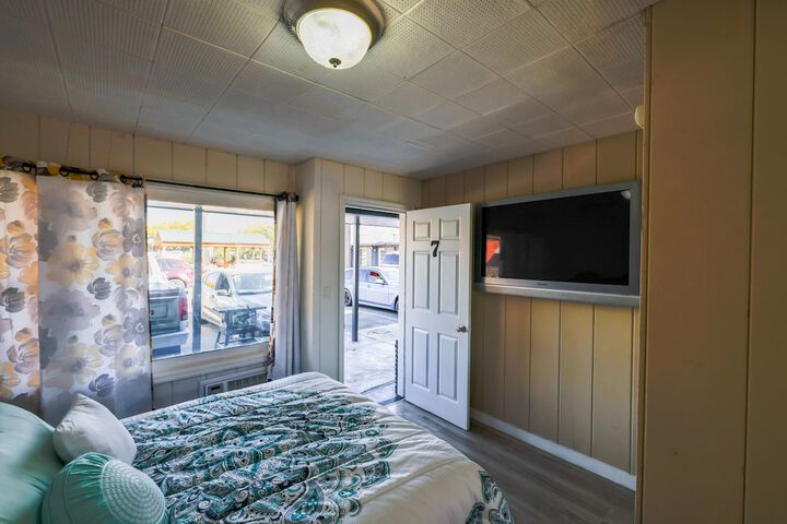 Room 5 of 16