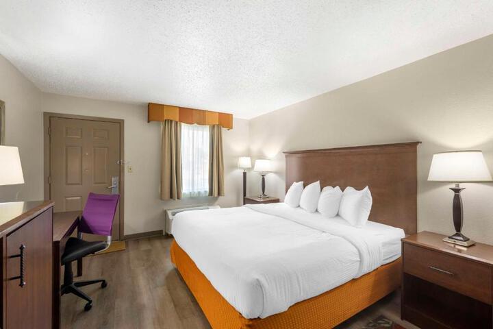 1 King Bed High Speed Internet Accessible Microwave and Refrigerator Couch Coffee Maker Iron Full Breakfast (8 of 10)