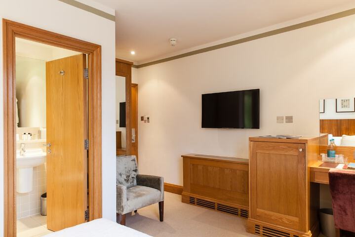 Room 11 of 100