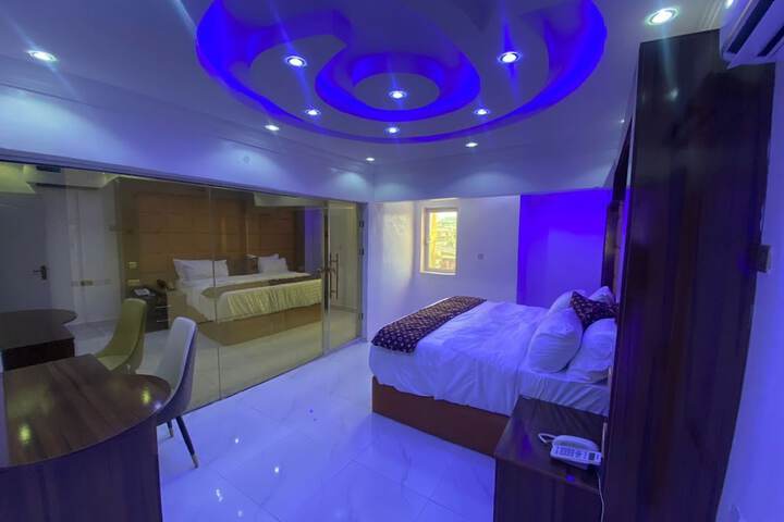 Room 10 of 18