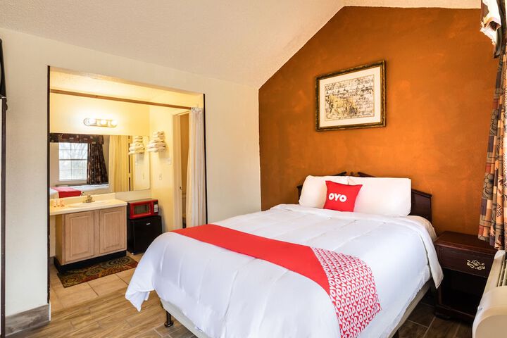 1 Queen Bed (4 of 12)