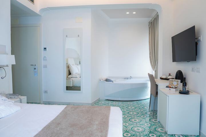 Room 32 of 81