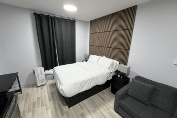 Room 6 of 12