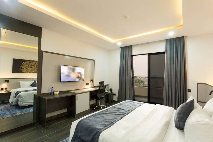 Room 2 of 32