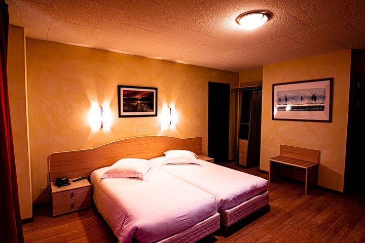 Room 8 of 28