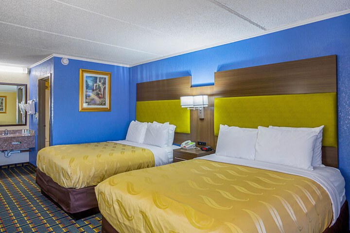 2 Queen Beds (5 of 7)