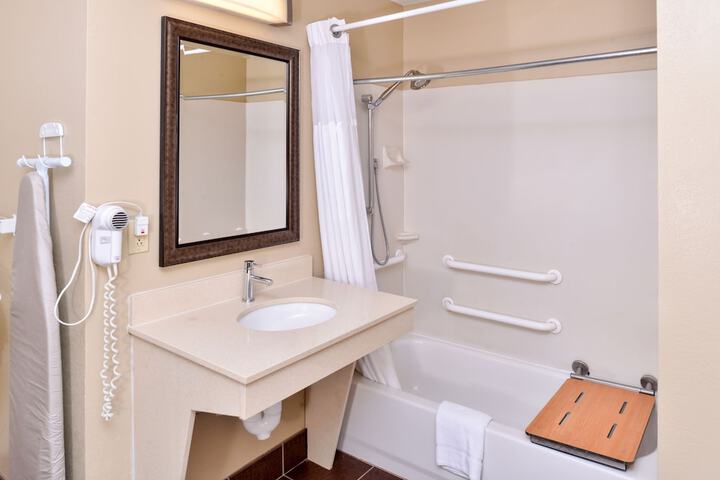 1 Queen 1 Bedroom Suite Comm Mobility Accessible (7 of 39)