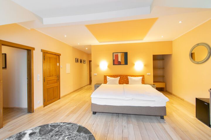 Room 6 of 82