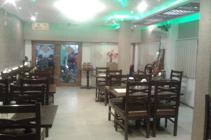 Dining 12 of 19