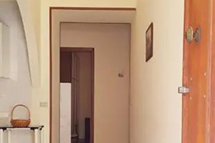 Room 6 of 9
