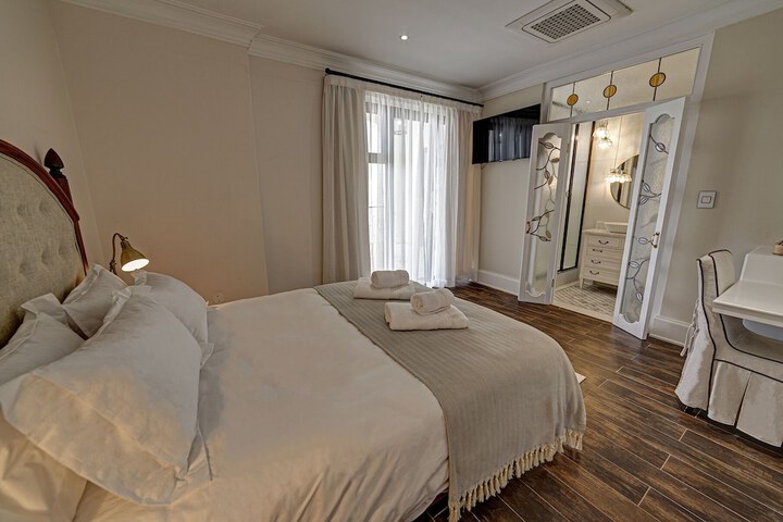 Room 10 of 29