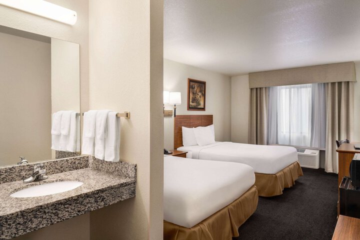 1 Queen Bed Accessible Room (2 of 19)