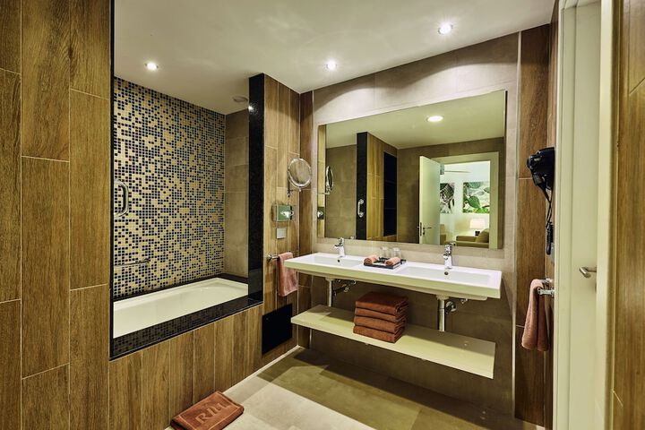 Deep soaking bathtub