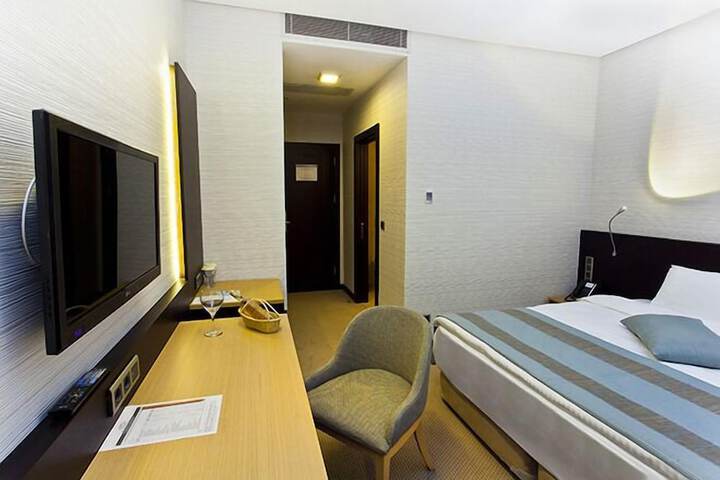 Room 4 of 33