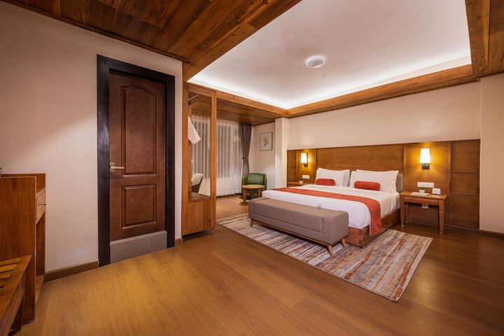 Room 4 of 8