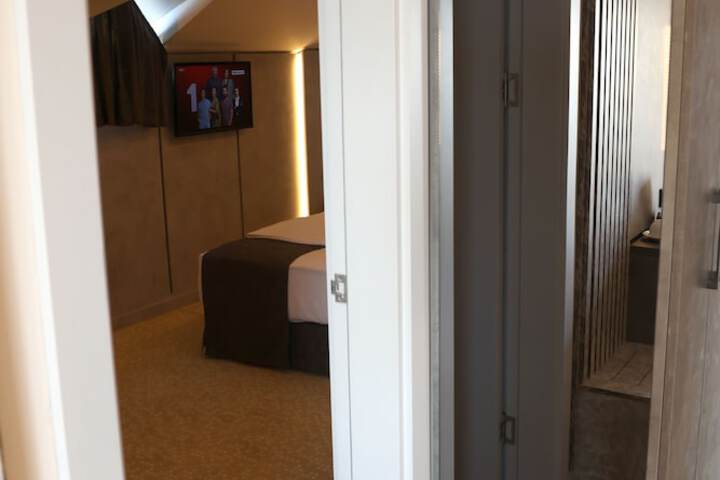 Room 27 of 108