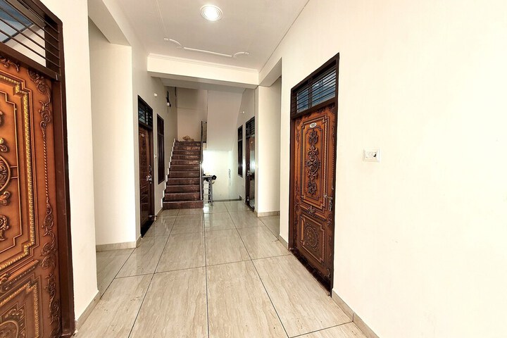 Ballroom/Hall 12 of 14