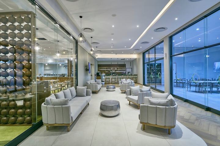 Lounge 107 of 171