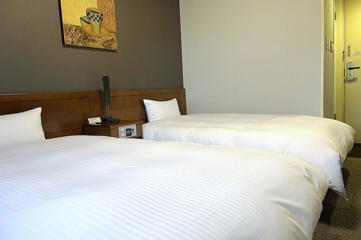 Room 6 of 16