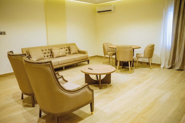 Room 4 of 16